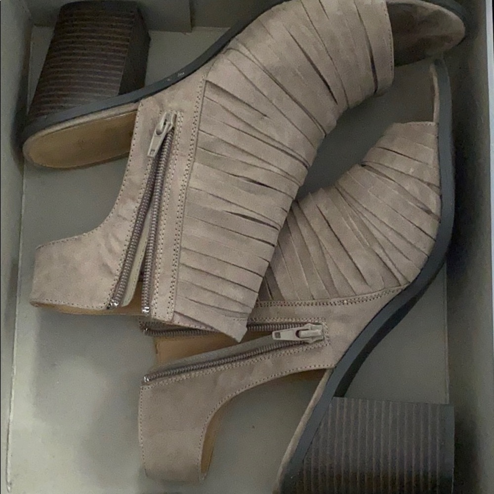 Heels/ open toe - Picture 2 of 4